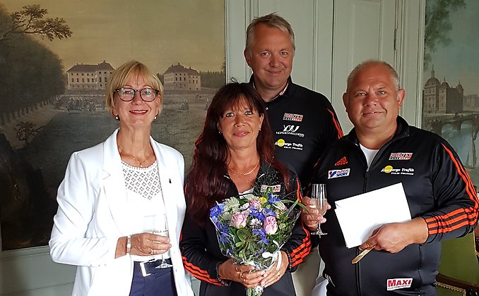 Liselott Hagberg överräcker kungens stipendium till Onyx Innebandyförening