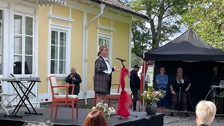 Landshövding Beatrice Ask talar under rösträttsfestival på Lilla Ulfåsa 2021.