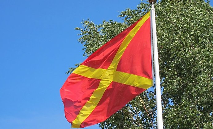 Röd och gul flagga som betyder att eldningsförbud råder.