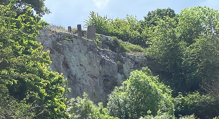 Impan - den 15 meter höga förkastningsbranten som gett reservatet sitt namn. Foto: Magnus Jönsson