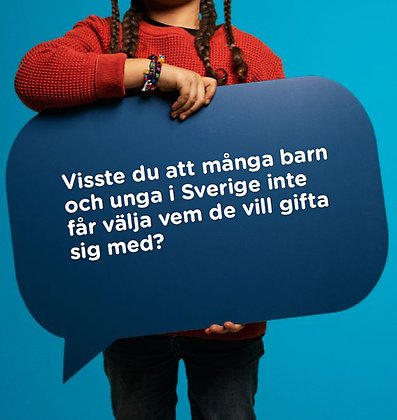Ung flicka med röd tröja och hästsvansar håller i en blå pratbubbla. Text: Visste du att många barn och unga i Sverige inte får välja vem de vill gifta sig med?
