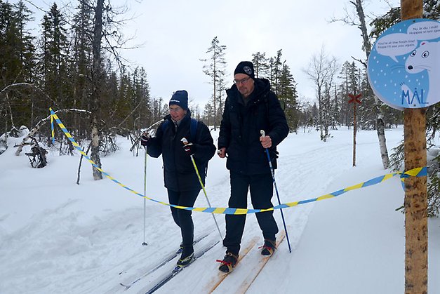 Landshövding Ylva Thörn och kommunstyrelsens ordförande i Orsa Mikael Thalin åker skidor i Koppången