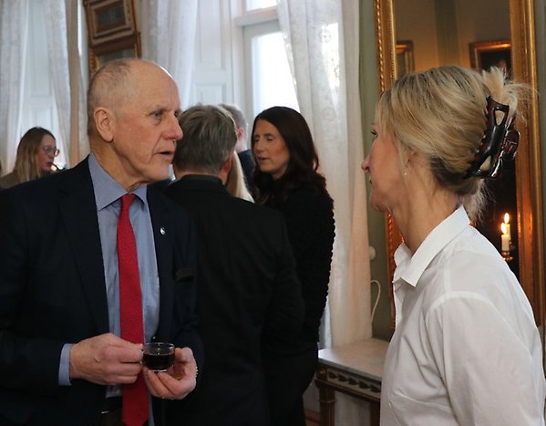 Bild på Bob Persson som är familjen Perssons representant i stiftelsen. Här samtalar han med Residensets husfru Elin Runudde.