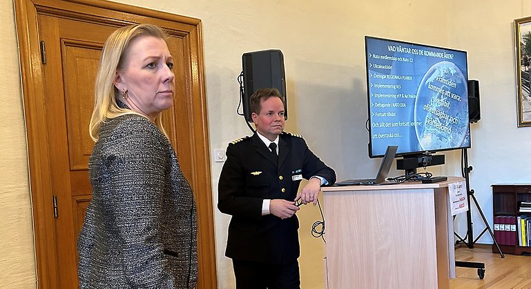 Länsråd Anna Olofsson tillsammans med Magnus Tillby, chef för Försvarsmaktens tele och informationssystemsförband (FMTIS)