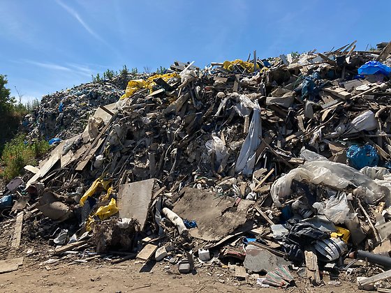 bild på stor avfallshög i natur