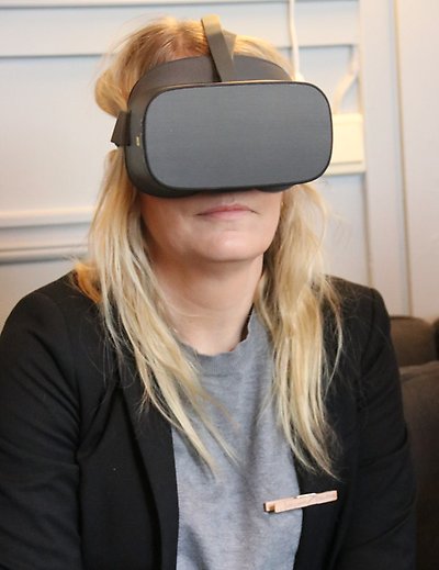 Kvinna med VR-glasögon på sig.