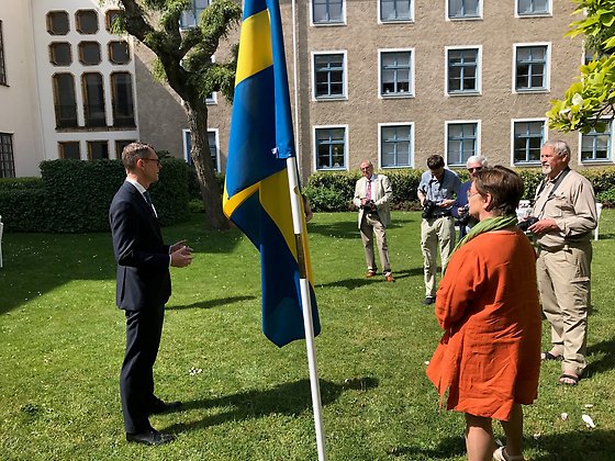 Representanter från Ölands fotoklubb tar emot en fana Stiftelsen Sveriges Nationaldag