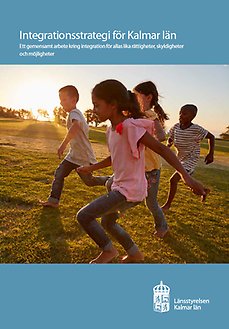 Integrationsstrategins framsida går i blått och har en bild på barn som springer barfota i solen