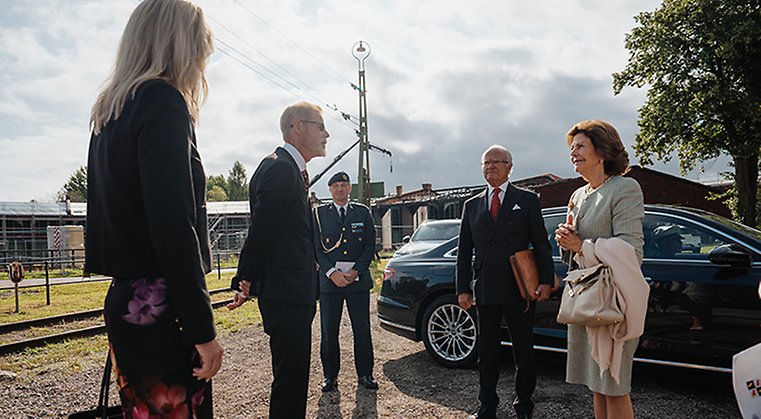 Kungaparet hälsas välkomna av Robert Sjöö och länsråd Veronica Lauritzsen. 