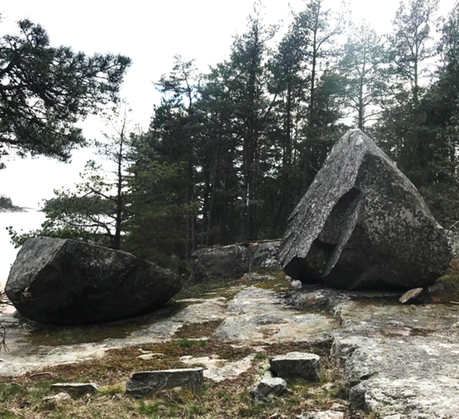 Flyttblock från istiden delat itu, i Stendörrens naturreservat.