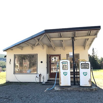 Byggnadsminnet Skålans bensinstation har fått bidrag till renovering av fönster och källardörr på bensinstationen.