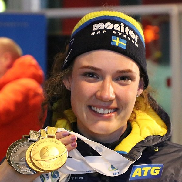 Bild på Hanna Öberg. Hjältinna i skidskyttelandslaget. I VM tog hon fyra medaljer som hon visade upp med glädje.