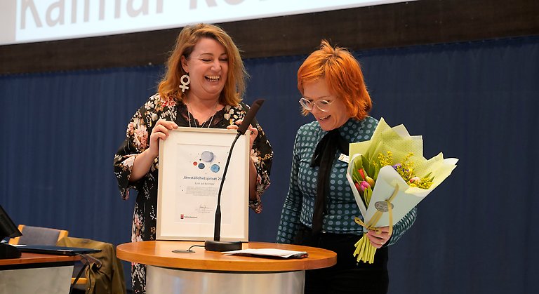Pia-Lena Björnlund, Kalmar länsmuseum och Helen Nilsson länsstyrelsen Kalmar län tar emot pris.