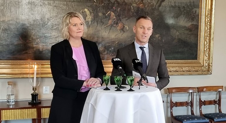 Bild på Lena Rådström Baastad och civilminister Erik Slottner under presskonferensen på Örebro slott. Foto: Länsstyrelsen i Örebro län