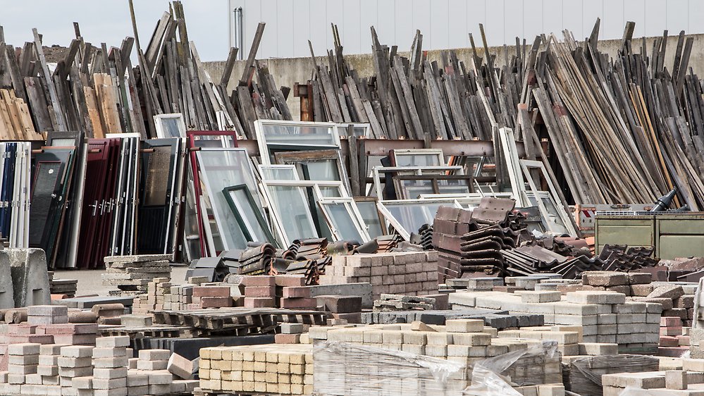 Sorterat byggmaterial, uppställningsplats utomhus.