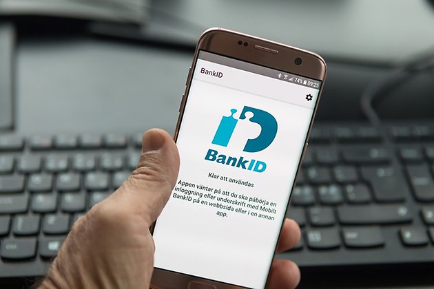 mobil som visar app med bank-id framför tangentbord