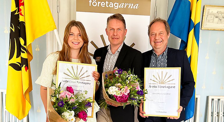 Årets Unga Företagare Zabina Traneskog står bredvid Årets Företagare Claes och Magnus Lundblad, de håller i blombuketter och diplom.