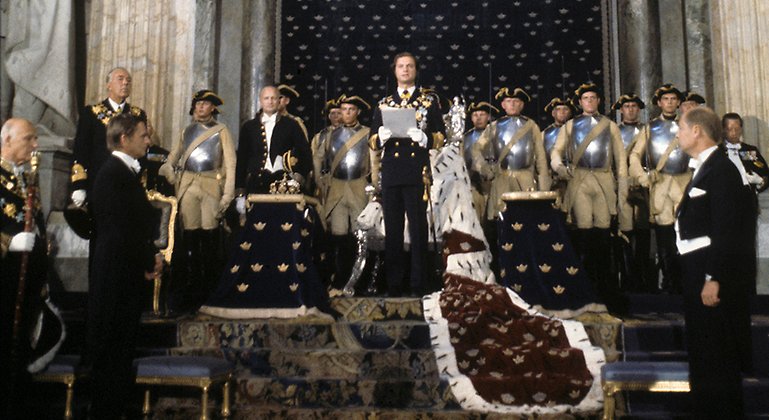 Bild på när kronprins Carl Gustaf kröntes till Sveriges kung