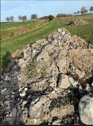 Stora mängder sten och
hårdbotten har grävts upp från dikesbotten. 