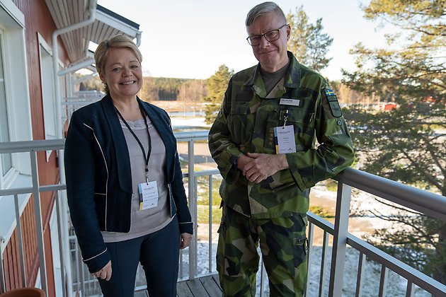 Lotta Finstorp och Lars Karlsson står på en balkong
