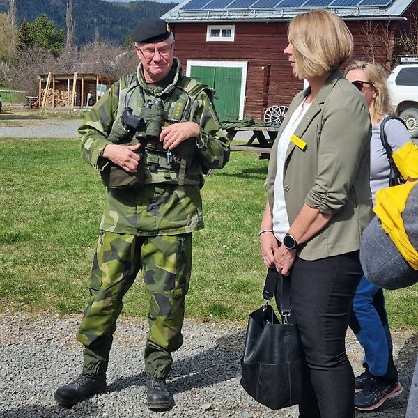Överste Lars Karlsson, chef för Norra militärregionen står på en gräsmatta och pratar med Marita Ljung och Susanna Löfgren om övningen.