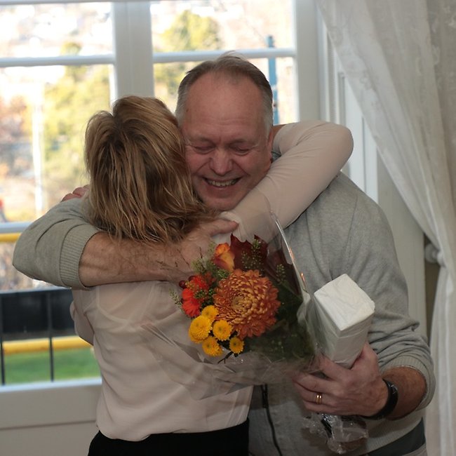 Länsråd Susanna Ljung ger Jan-Olov Andersson en kram när han var inbjuden till Residenset.