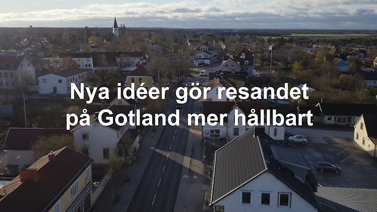 Vy över Hemse tätort från luften. Över bilden står skrivet: Nya idéer gör resandet på Gotland mer hållbart.