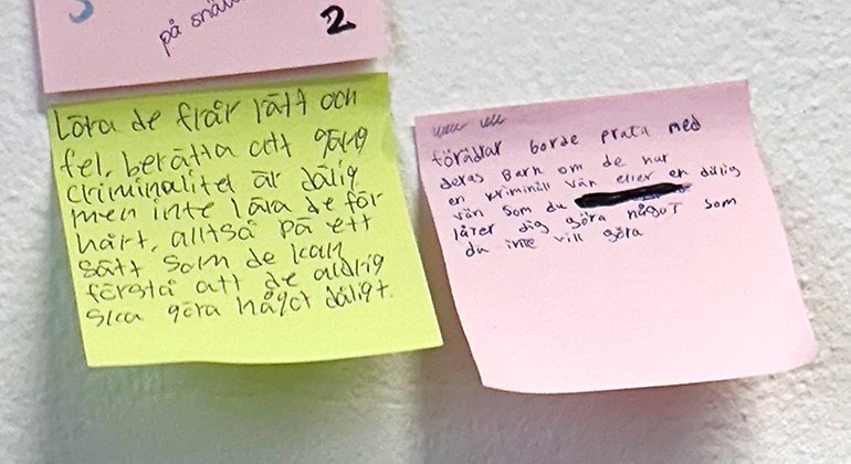 Post it-lappar med barns anteckningar från workshop.