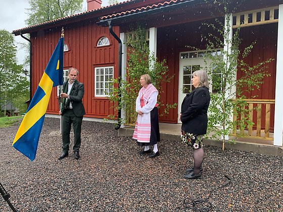 Landshövding Georg Andrén delar ut fana till Svanskogs hembygdsförening