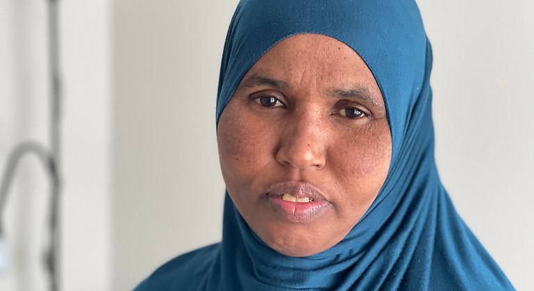 Somaliska kvinna i blå huvudduk