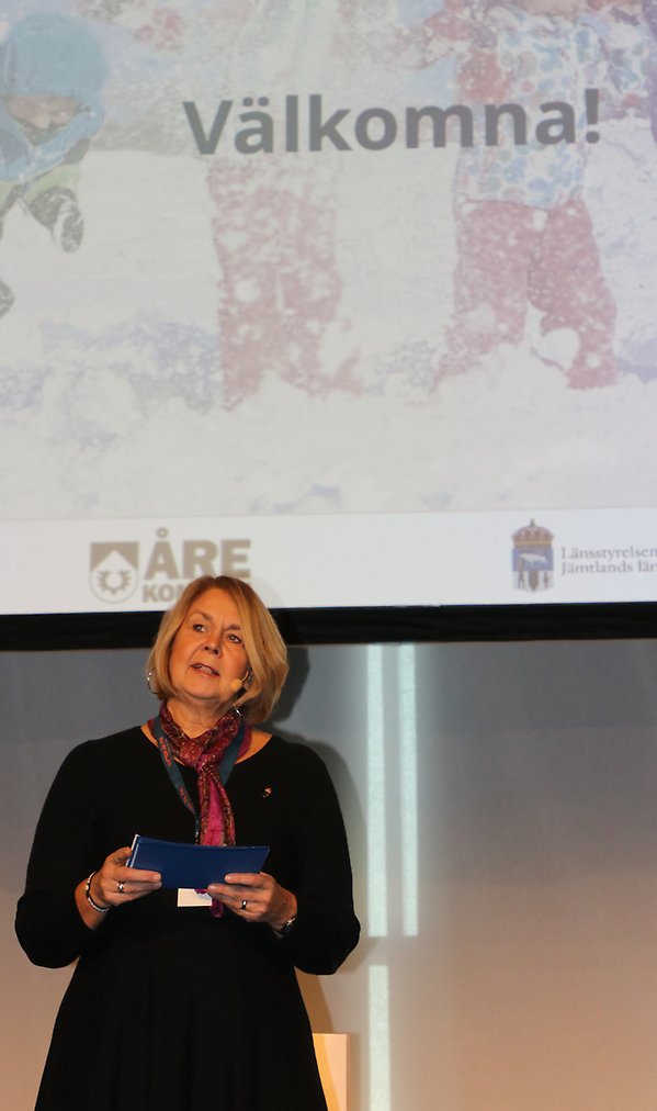 Marita Ljung pratar på scenen inför besökarna på friluftskonferens