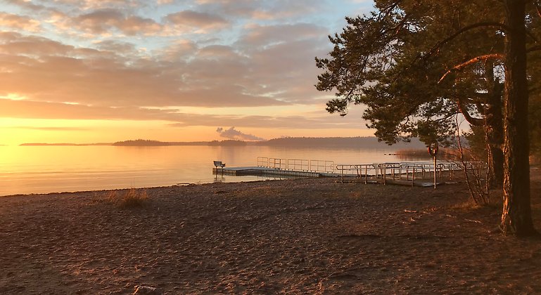 Fotografi Strandstuvikens naturreservat i solnedgång.
