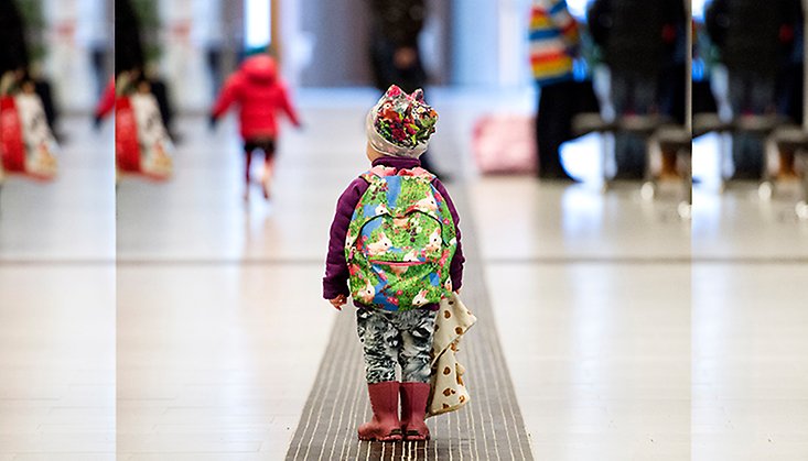 Ett barn med ryggsäck