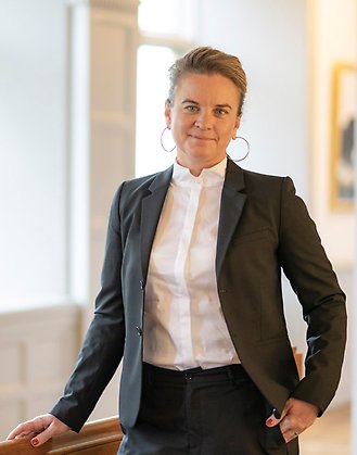 Porträttbild av länsråd Johanna Sandwall mot en ljusgrå bakgrund.