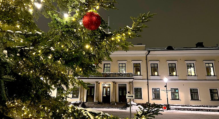 Julgran framför residenset i Växjö.