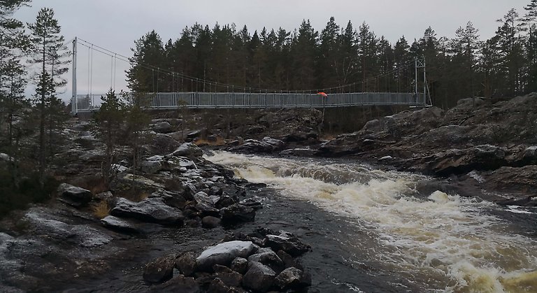 Under hösten 2018 monterades den nya hängbron över Voxnan vid Hylströmmen. Foto: Länsstyrelsen Gävleborg