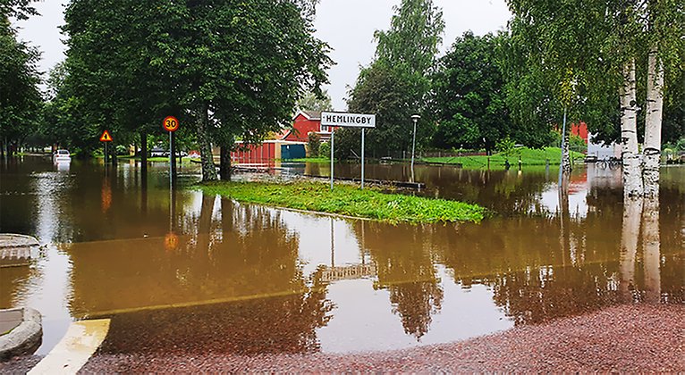 Bild på översvämmad gata i Gävle efter skyfallet i Gävleborgs län.