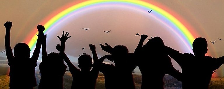 Siluetter av barn mot en horisont med en regnbåge.